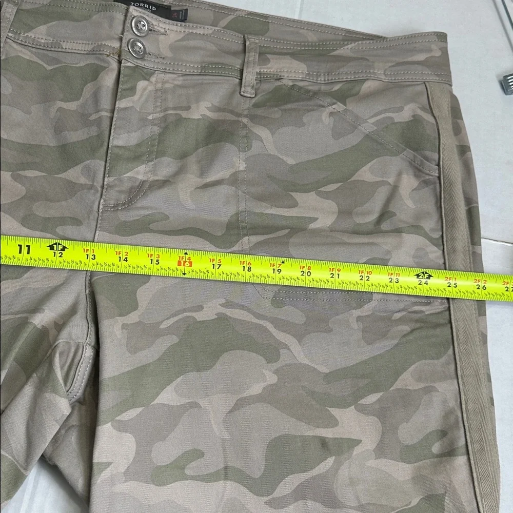 Torrid Sz 24 Women's Light Neutral Camouflage Cropped Pants - Picture 10 of 16